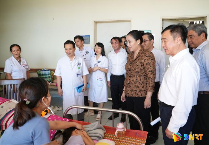 Phó Chủ tịch UBND thành phố Nguyễn Thị Anh Thi đến kiểm tra thực tế tình trạng quá tải bệnh nhân tại khoa Nhi, Bệnh viện Việt - Hàn Đà Nẵng sáng 21/10. Ảnh: HỒ QUÂN