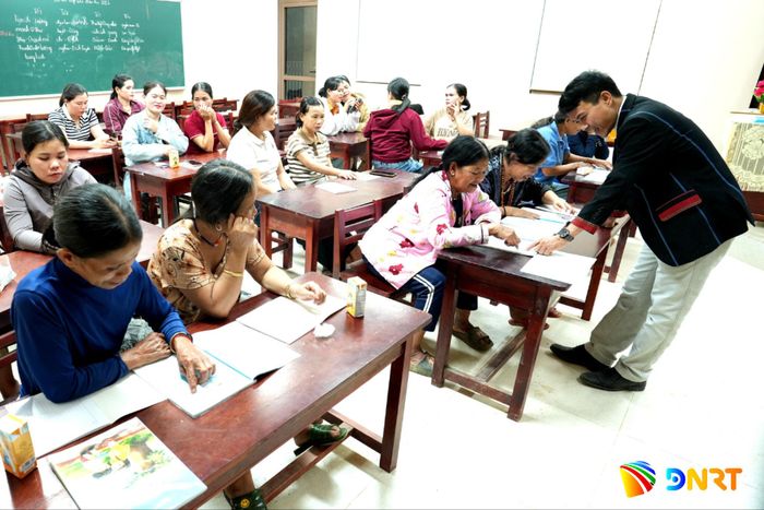 Thầy giáo Trần Hữu Nhất, Phó Hiệu trưởng Trường Phổ thông nội trú liên cấp Tiểu học và THCS Avương kiên trì hướng dẫn học viên nhận biết mặt chữ, ghép vần, tập đọc, tập viết. Ảnh: HIỀN THÚY