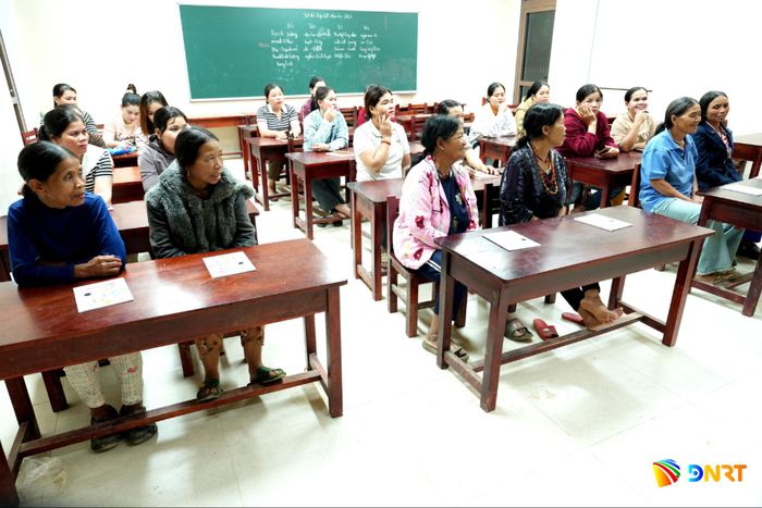 Các học viên lớp học xóa mù chữ chăm chú quyết tâm học chữ để phục vụ cuộc sống hằng ngày. Ảnh: HIỀN THÚY