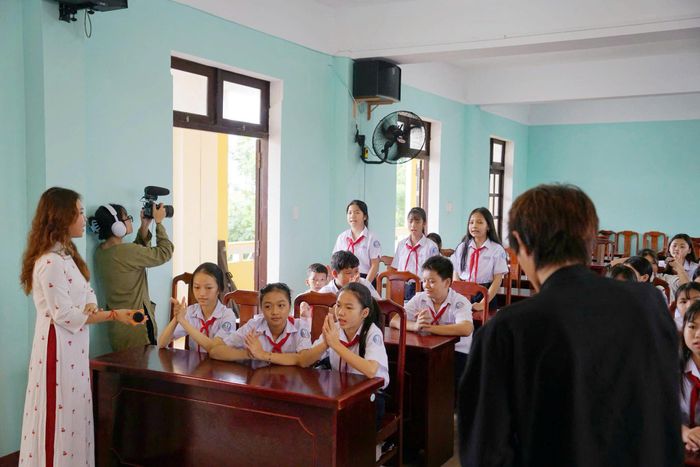 Những thước phim ghi lại quá trình học sinh học hát bài chòi là một phần tư liệu phục vụ xây dựng bộ học liệu điện tử tại Hội An. Ảnh: TRÂM ANH