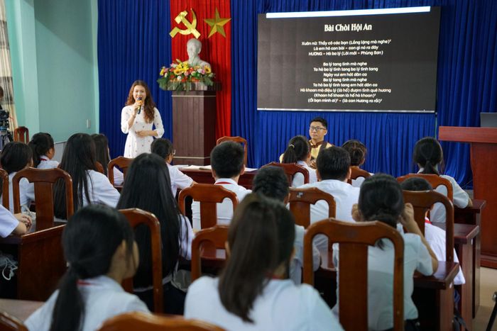 Những giờ học bài chòi tại Trường THCS Hội An Đông tạo cơ hội để học sinh tiếp cận và tìm hiểu nghệ thuật dân gian quê hương. Ảnh: TRÂM ANH