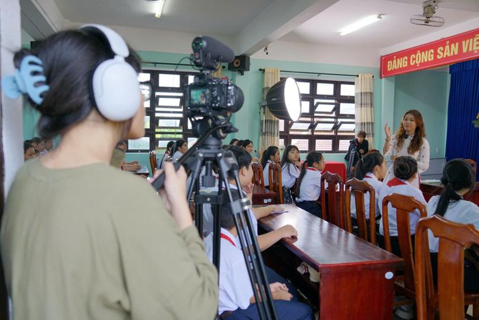 Hoạt động ghi hình tại lớp học góp phần bổ sung tư liệu thực hành cho dự án “Bộ học liệu điện tử truyền dạy nghệ thuật bài chòi Hội An”. Ảnh: TRÂM ANH