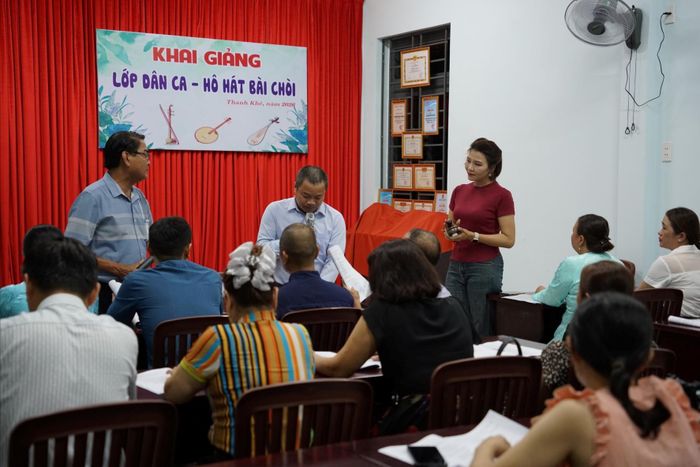 Lớp truyền dạy dân ca, hô hát bài chòi tại phường Thanh Khê thu hút người yêu nghệ thuật truyền thống ở nhiều độ tuổi tham gia. Ảnh: NAM BÌNH