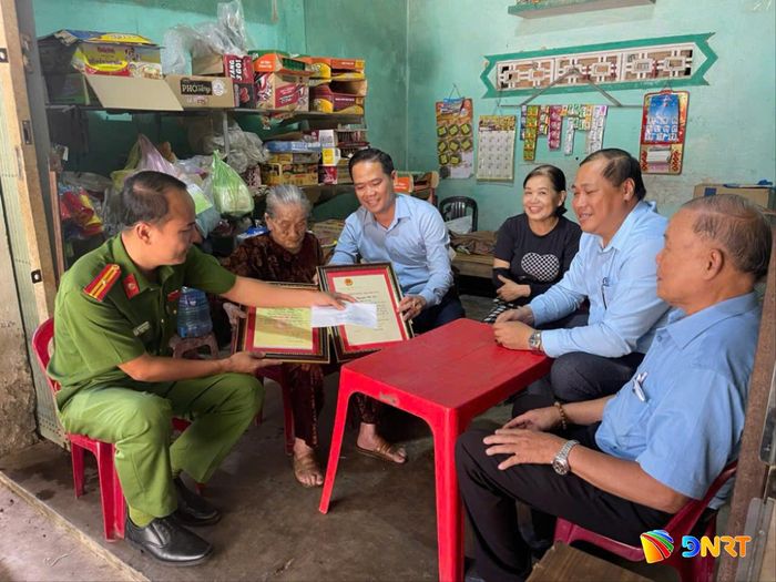 Thế hệ hôm nay luôn tri ân những đóng góp, hy sinh của thế hệ trước để có được hòa bình và sự phát triển. Ảnh: D.LỆ