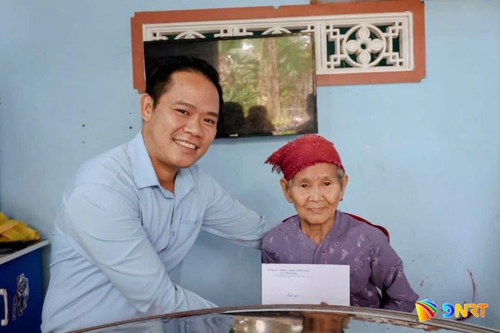 Bí thư Đảng ủy xã Lãnh Ngọc Hoàng Văn Thanh thăm người có công của xã. Ảnh: D.LỆ