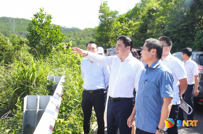Phó Bí thư Thường trực Thành ủy Nguyễn Khắc Toàn (giữa) kiểm tra vị trí số 3 - Khu thương mại tự do Đà Nẵng (phường Hải Vân). Ảnh: NGỌC PHÚ