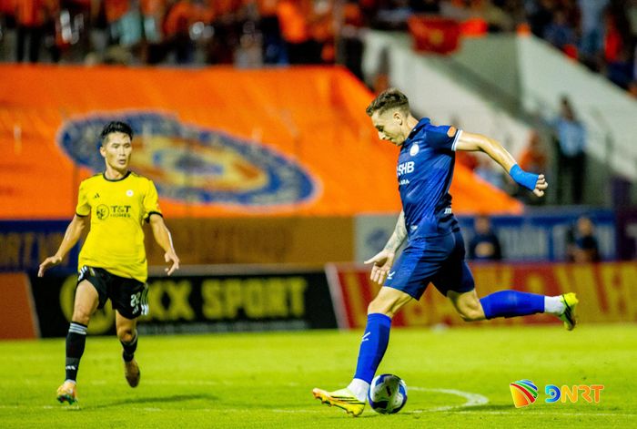 Tiền đạo Ivan Saponjic đệm bóng tinh tế đánh bại thủ thành Quan Văn Chuẩn để đưa SHB Đà Nẵng vượt lên dẫn 1-0. Ảnh: BẢO LÂM