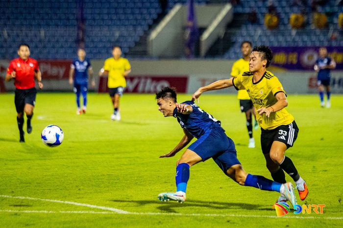 Tình huống trung vệ Nguyễn Anh Tiệp (Hà Nội FC) phạm lỗi ngăn cản tình huống tấn công nguy hiểm của Võ Nguyên Hoàng (SHB Đà Nẵng) dẫn đến thẻ đỏ trực tiếp. Ảnh: BẢO LÂM