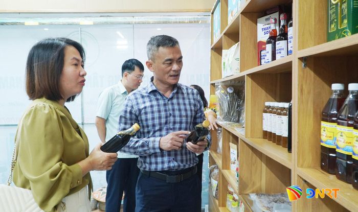 Một góc trưng bày sản phẩm tại Trung tâm OCOP cấp phường phía Nam Đà Nẵng. Ảnh: PHAN VINH