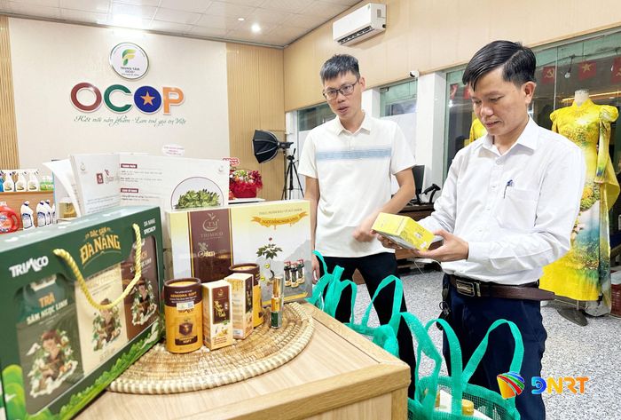 Trung tâm OCOP cấp phường phía Nam Đà Nẵng được thành lập, mở ra một điểm kết nối mới đối với sản phẩm đặc sản địa phương. Ảnh: PHAN VINH