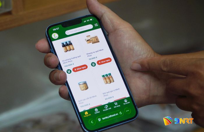Bên cạnh việc trưng bày sản phẩm theo hình thức vật lý, Trung tâm OCOP cấp phường phía Nam Đà Nẵng cũng đưa sản phẩm lên các sàn thương mại điện tử. Ảnh: PHAN VINH