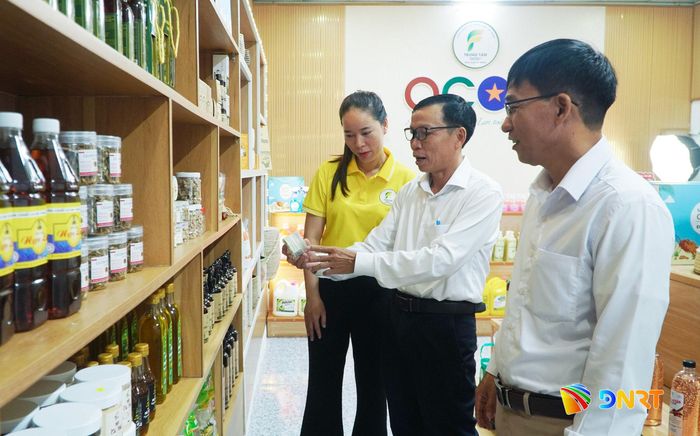 Ông Nguyễn Út (đứng giữa), Phó Chủ tịch Thường trực Hội Nông dân thành phố Đà Nẵng, đến thăm và động viên lãnh đạo Trung tâm OCOP cấp phường phía Nam Đà Nẵng. Ảnh: PHAN VINH