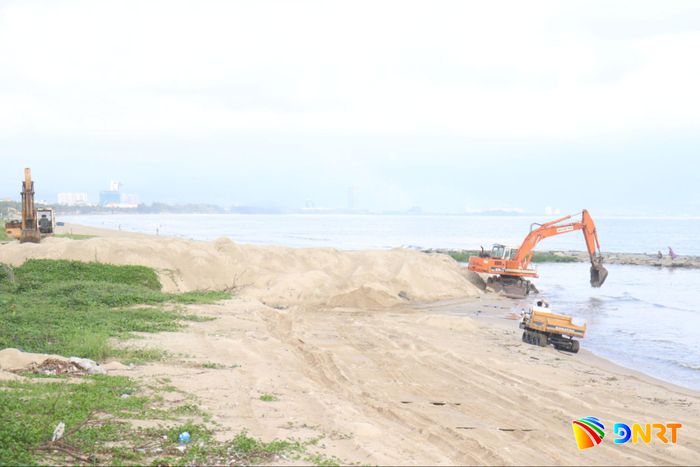 Khu vực cửa sông Phú Lộc đang được nạo vét, khơi thông thoát nước. Ảnh: HOÀNG HIỆP