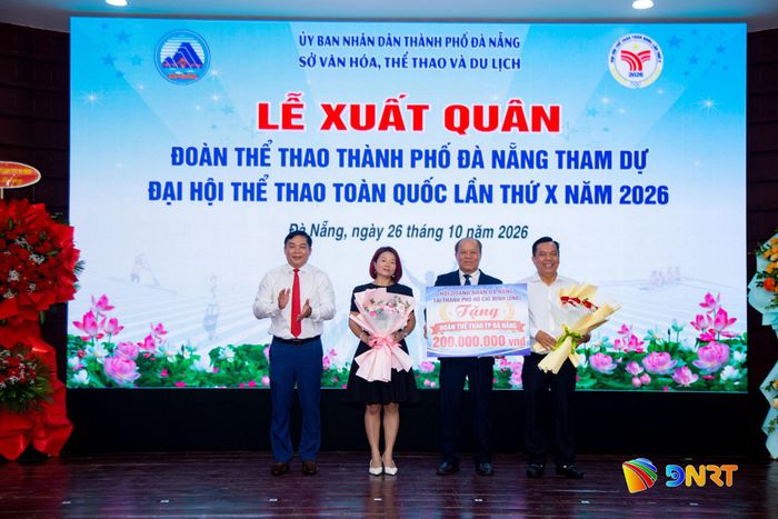 Hội Doanh nhân Đà Nẵng tại Thành phố Hồ Chí Minh trao tặng 200 triệu đồng hỗ trợ Đoàn Thể thao Đà Nẵng tham dự đại hội. Ảnh: BẢO LÂM