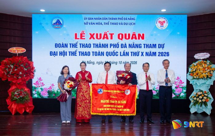 Lãnh đạo thành phố trao cờ xuất quân, chúc Đoàn Thể thao Đà Nẵng thi đấu đạt thành tích cao tại Đại hội Thể thao toàn quốc lần thứ X năm 2026. Ảnh: BẢO LÂM