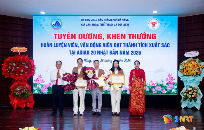 Lãnh đạo thành phố tuyên dương, khen thưởng các huấn luyện viên, vận động viên đạt thành tích xuất sắc tại Đại hội Thể thao châu Á lần thứ 20 (ASIAD 20). Ảnh: BẢO LÂM