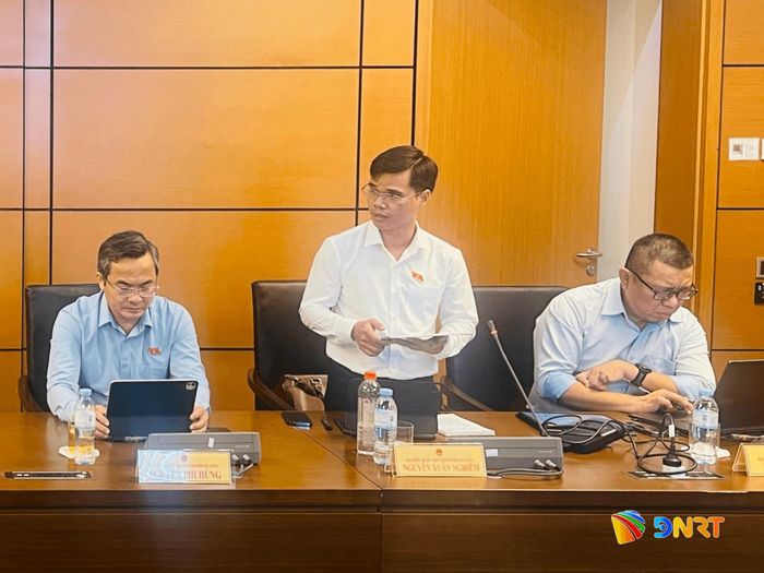 Đại biểu Quốc hội Nguyễn Xuân Nghiêm thảo luận tại tổ. Ảnh: HỒNG CHÂU