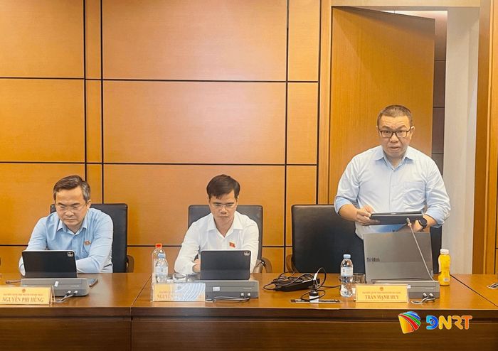 Đại biểu Quốc hội Trần Mạnh Huy thảo luận tại tổ. Ảnh: HỒNG CHÂU