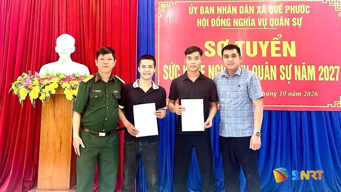 Tiếp nhận đơn tình nguyện nhập ngũ của thanh niên xã Quế Phước. Ảnh: MINH THÔNG