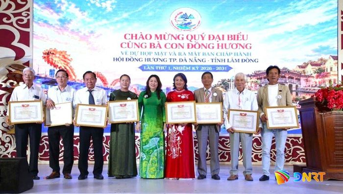 Phó Chủ tịch Thường trực Ủy ban MTTQ Việt Nam thành phố Đà Nẵng Nguyễn Thị Thu Lan (thứ 5 từ trái sang) trao Bằng khen cho các tập thể, cá nhân có thành tích xuất sắc trong công tác đồng hương. Ảnh: THÁI CƯỜNG
