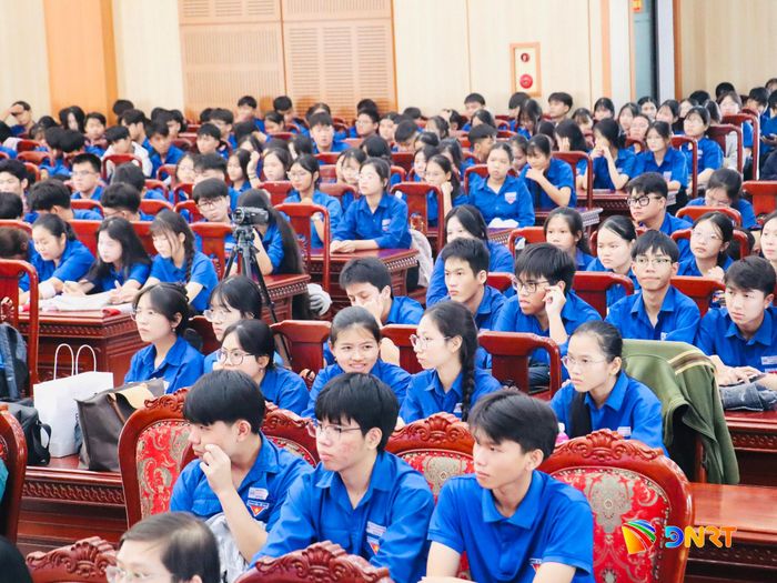Đông đảo đoàn viên, thanh niên địa phương và học sinh Trường THPT Sào Nam tham dự phiên tòa giả định. Ảnh: QUỐC TUẤN