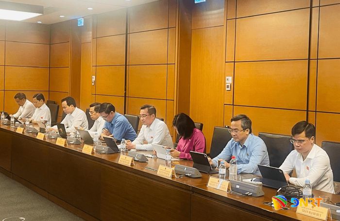 Đoàn đại biểu Quốc hội thành phố Đà Nẵng tham dự phiên thảo luận tổ. Ảnh: HỒNG CHÂU