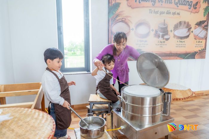 Trẻ hào hứng tham gia tráng mỳ Quảng tại khu trải nghiệm Quảng Đà X-Camp. Ảnh: PHẠM MINH
