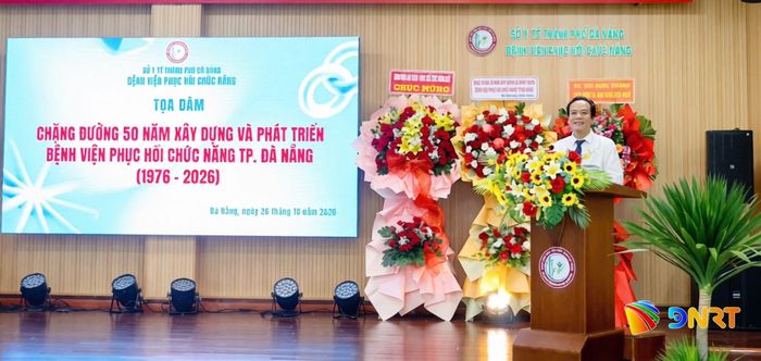 Thầy thuốc Ưu tú, bác sĩ Nguyễn Văn Dũng, Giám đốc Bệnh viện Phục hồi chức năng thành phố Đà Nẵng phát biểu tại tọa đàm. Ảnh: KHÁNH HUYỀN