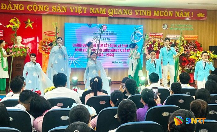 Văn nghệ chào mừng tại tọa đàm kỷ niệm 50 năm xây dựng và phát triển bệnh viện. Ảnh: KHÁNH HUYỀN