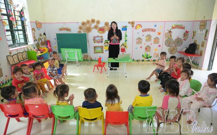 Cô giáo Lỳ Mì Lé cùng học sinh Trường Mầm non Mường Toong.