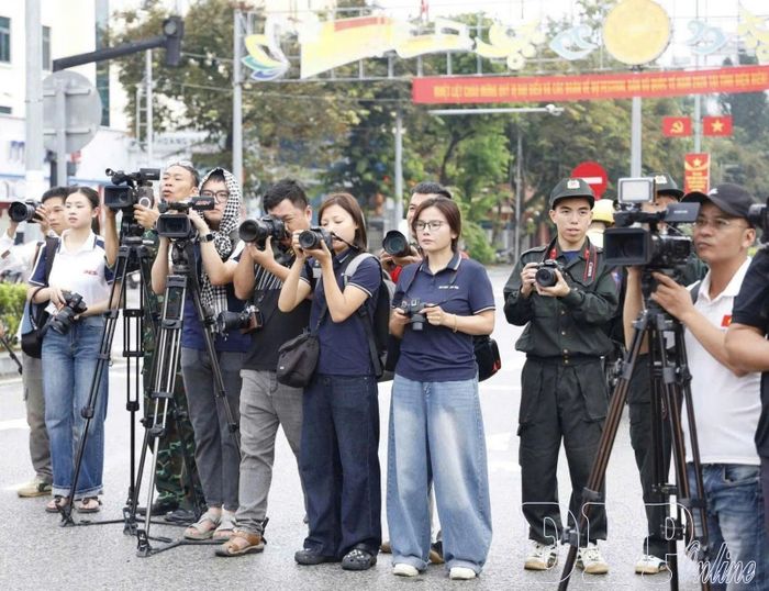 Phóng viên tác nghiệp đưa thông tin tới công chúng. Ảnh: C.T.V 
