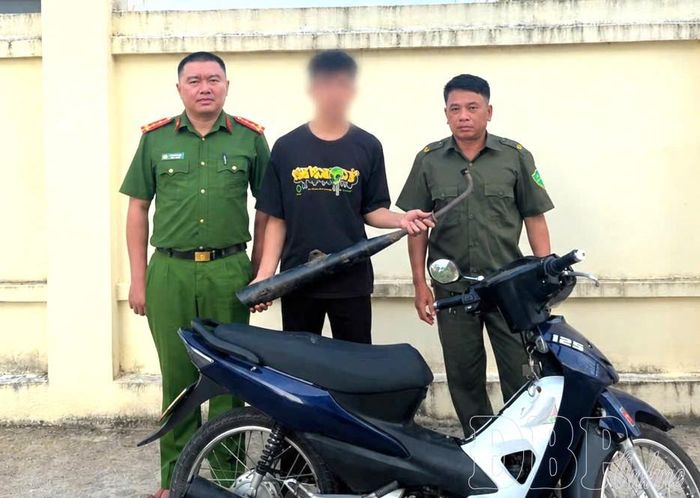 Công an xã Quài Tở xử lý trường hợp độ ống xả xe máy.