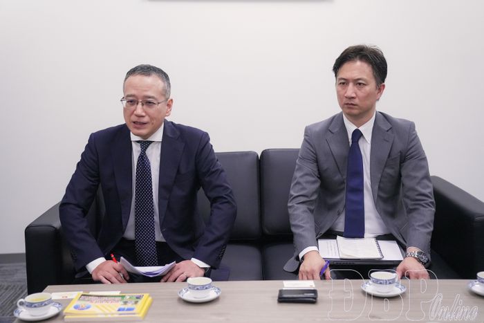 Ông Ozasa Haruhiko, Trưởng đại diện JETRO tại Hà Nội trao đổi với đoàn công tác tỉnh Điện Biên.