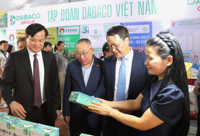 Bà Trần Thị Thu Hải, Công ty TNHH Hải An (xã Mường Ảng) giới thiệu sản phẩm tại Hội chợ thương mại quốc tế Điện Biên năm 2026.