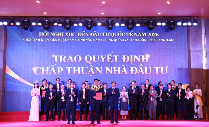 Ông Bùi Anh Tiến, Phó Tổng Giám đốc Công ty Cổ phần Phát triển hạ tầng đô thị số 6 Điện Biên nhận quyết định chấp thuận nhà đầu tư.