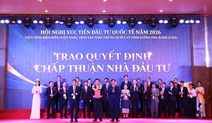 Ông Hà Duy Tín, Chủ tịch HĐQT, Tổng Giám đốc Công ty Cổ phần Phú Hòa nhận quyết định chấp thuận nhà đầu tư tại Hội nghị Xúc tiến đầu tư quốc tế năm 2026.