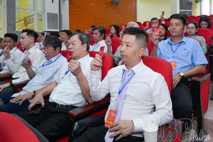 Hội viên biểu quyết thông qua các nội dung tại phiên làm việc thứ nhất Đại hội.