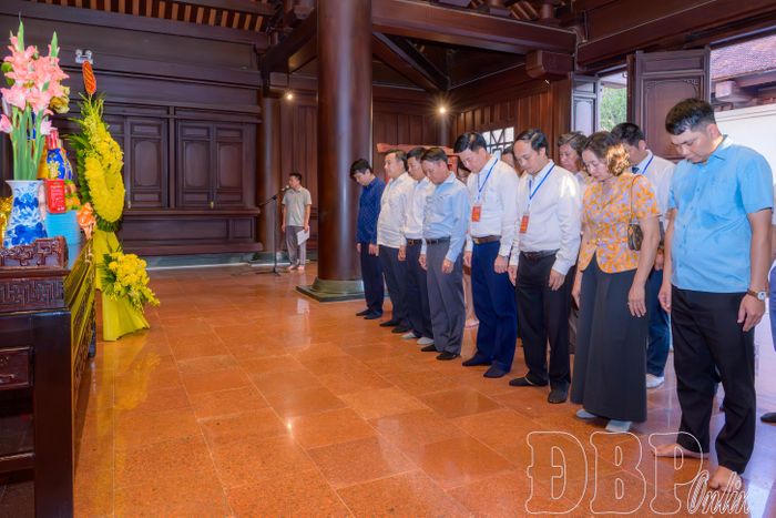 Đoàn đại biểu Đại hội Hội Nhà báo tỉnh lần thứ VIII vào viếng Đền thờ Liệt sĩ tại Chiến trường Điện Biên Phủ.