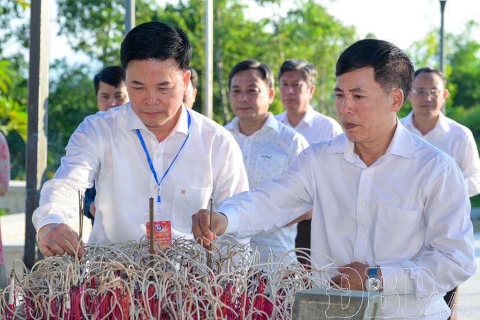 Giám đốc Báo và phát thanh, truyền hình Điện Biên Vũ Văn Thượng và Chủ tịch Hội Nhà báo tỉnh Phạm Ngọc Hân dâng hương viếng Đền thờ Liệt sĩ tại Chiến trường Điện Biên Phủ.