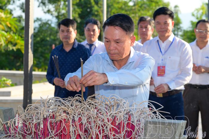 Nhà báo Nguyễn Đức Lợi, Phó Chủ tịch Thường trực Hội Nhà báo Việt Nam dâng hương viếng Đền thờ Liệt sĩ tại Chiến trường Điện Biên Phủ.