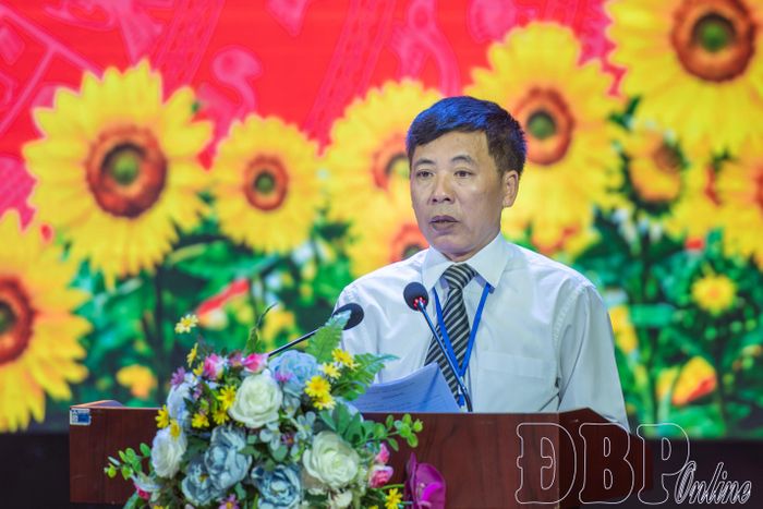 Chủ tịch Hội Nhà báo tỉnh Phạm Ngọc Hân điều hành bầu Đoàn Chủ tịch, Đoàn thư ký Đại hội.