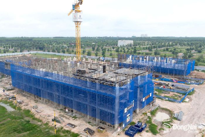 Dự án nhà ở cho người thu nhập thấp đang xây dựng trên địa bàn phường Nhơn Trạch.
