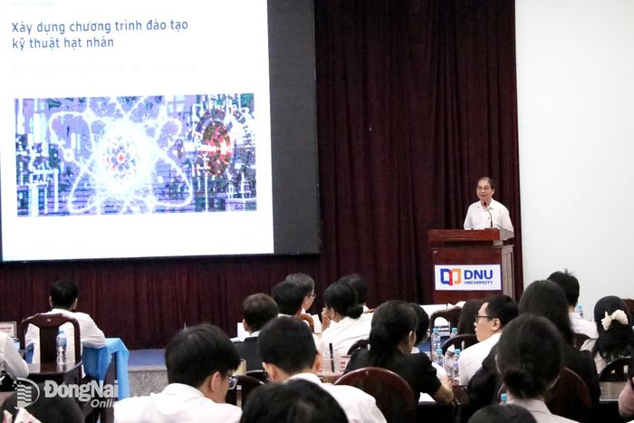Chuyên gia chia sẻ tham luận tại Hội thảo khoa học “Ứng dụng kỹ thuật hạt nhân trong phát triển kinh tế - xã hội thành phố Đồng Nai”.