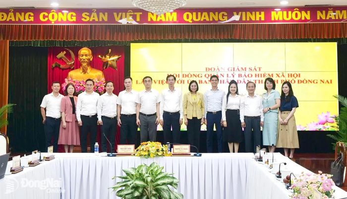 Đoàn giám sát của Hội đồng quản lý BHXH chụp hình lưu niệm với Thành ủy viên, Phó Chủ tịch UBND thành phố Đồng Nai Nguyễn Thị Hoàng (thứ 6 từ phải qua) và lãnh đạo các sở, ngành. Ảnh: Hạnh Dung