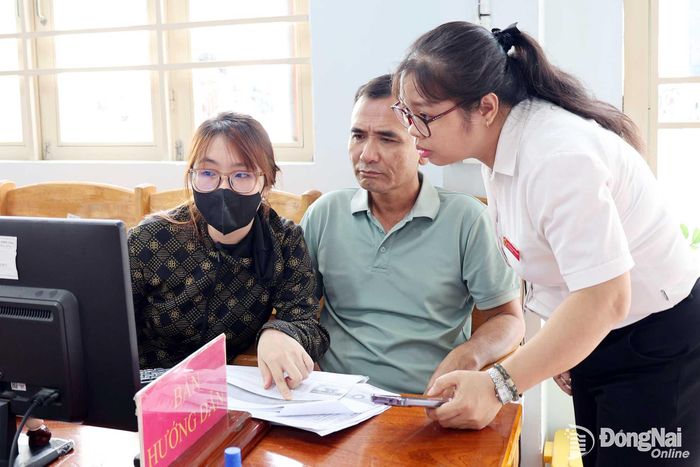 Cán bộ Trung tâm Phục vụ hành chính công phường Long Hưng hướng dẫn người dân thực hiện dịch vụ công trực tuyến.