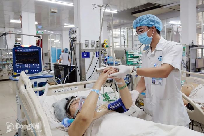 Với những người bị bệnh nặng, phải nằm điều trị dài ngày, thực hiện nhiều kỹ thuật cao, tấm thẻ BHYT được xem là “cứu cánh” về chi phí điều trị. Ảnh: Hạnh Dung