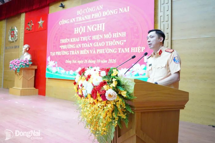 Đại tá Phạm Việt Công, Phó Cục trưởng Cục Cảnh sát giao thông trao đổi về các vấn đề an toàn giao thông có liên quan tại hội nghị. Ảnh: Lê Duy