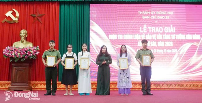 Trao giải nhì cuộc thi chính luận về bảo vệ nền tảng tư tưởng của Đảng năm 2026. Ảnh: Phương Hằng
