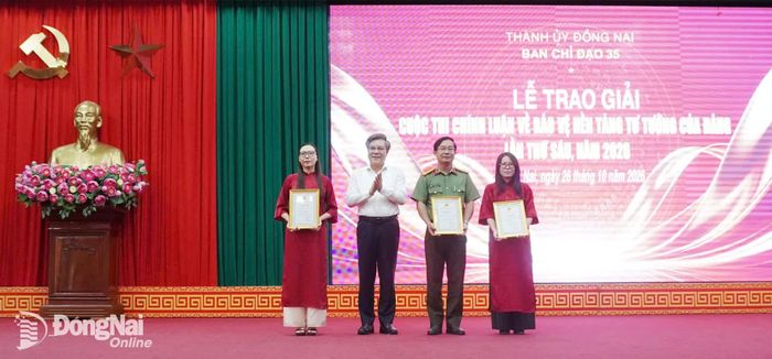 Trao giải nhất cuộc thi chính luận về bảo vệ nền tảng tư tưởng của Đảng năm 2026. Ảnh: Phương Hằng