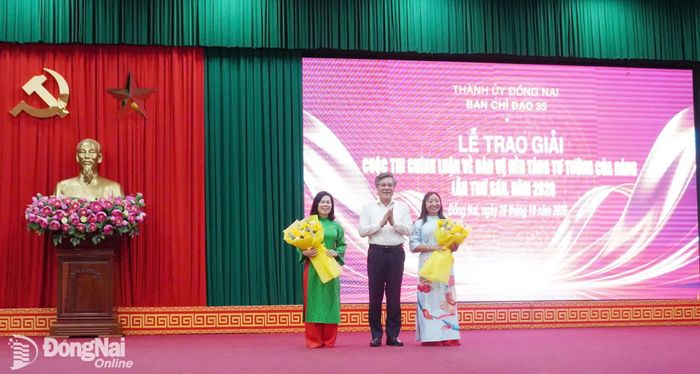 Ủy viên Ban Thường vụ Thành ủy, Trưởng ban Tuyên giáo Thành ủy Dương Minh Dũng chúc mừng các nhóm tác giả đoạt giải và được vinh danh tại cuộc thi chính luận về bảo vệ nền tảng tư tưởng của Đảng lần thứ 6, năm 2026 cấp Trung ương. Ảnh: Phương Hằng